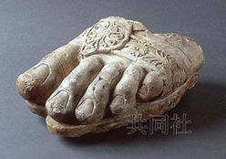 图为在阿富汗北部的阿伊·哈努姆遗址出土的“宙斯神像的左脚”。（共同社）