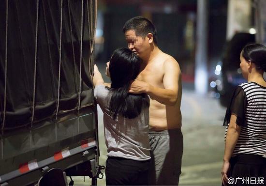 “大概十三四岁开始,他就开始对我动手动脚。”小梅告诉记者,她曾被要求与父亲同住一张床,如果不服从就会被打,大约从15岁开始,其父开始对其进行猥亵,甚至在她在湖南老家念书时,也会被叫出学校开房。