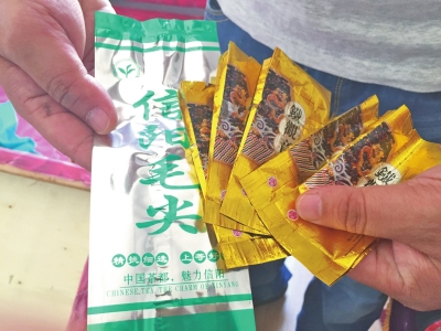 便衣民警向记者展示用来装毒品的茶叶小包装袋