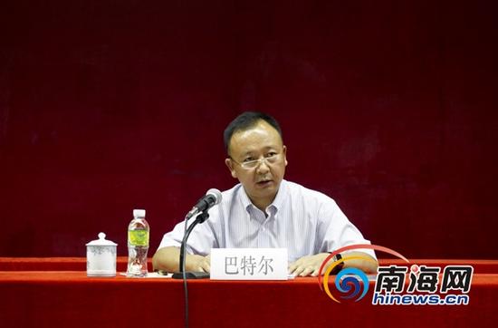 海口市委常委、副市长巴特尔在会上表示,“双创”期间海口市城管部门面临着艰巨的任务,希望城管部门的同仁们在未来两年内,能够齐心协力用辛勤的劳动换来海口这座城市的变化,换来体制的革新。(南海网记者周静泊摄)
