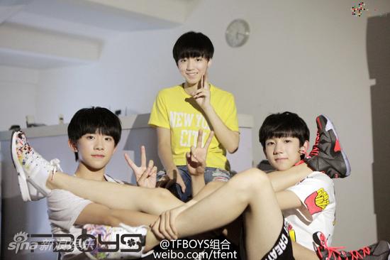 tfboys成军两周年 剪刀手搭腿可爱卖萌