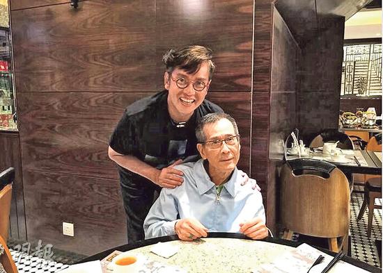 阿伦昨天（8月5日）将与林家声的合照再次放上网，以表示对他的悼念。