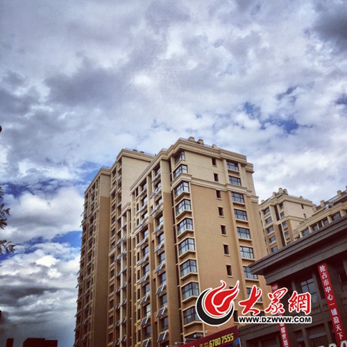圖為今早在濟(jì)南和平路燕山小區(qū)拍攝的藍(lán)天白云。網(wǎng)友 李森 攝
