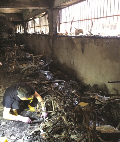 杭州小区自行车库起火 百辆辆电瓶车和自行车