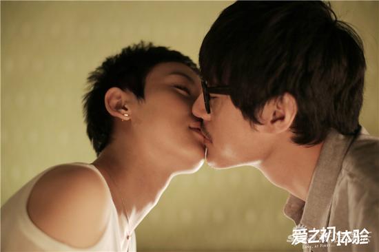 张超亲吻李晓峰