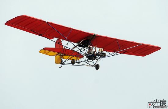 爱好蓝天白云 平民飞行家花费6万元自制飞机