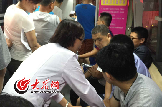 8月5日晚，济南百余市民一起赶来献血屋和献血车献血。