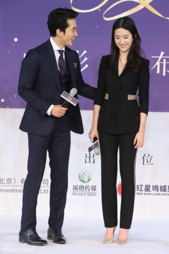 8月5日，网曝宋承宪与刘亦菲恋爱并见女方父母。5日下午，宋承宪方表示“与刘亦菲刚刚开始交往，是相互正在了解的阶段”。