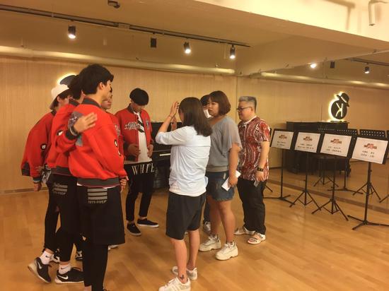 金亨锡指导学员们的声乐