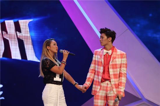 李玟为选手田书成唱生日歌