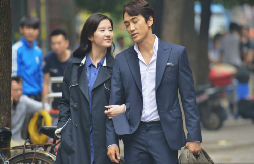 8月5日，网曝宋承宪与刘亦菲恋爱并见女方父母。5日下午，宋承宪方表示“与刘亦菲刚刚开始交往，是相互正在了解的阶段”。