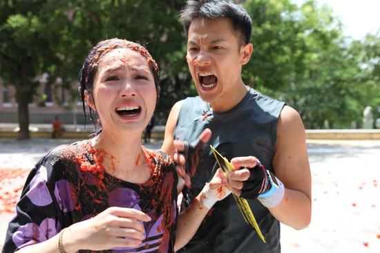 杨千嬅惨遭外国人泼番茄汁