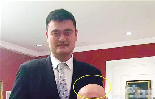 姚明与徐峥搞笑合影曝光 徐峥仅露半个光头