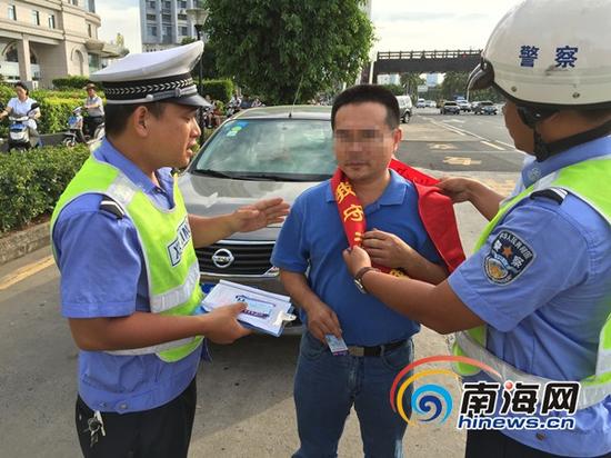 在滨海大道海口海关门前违停的驾驶人接受交警教育(南海网记者高鹏摄)