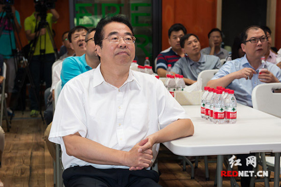 　　湖南省委常委、省委宣传部部长许又声（中），副省长李友志（右三），省委宣传部副部长杨金鸢（左三）为湖南广播电视台节目生产基地开铲奠基。