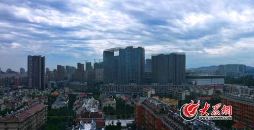 圖為大眾網(wǎng)友今早在濟(jì)南高新區(qū)賢文小區(qū)拍攝的藍(lán)天白云。
