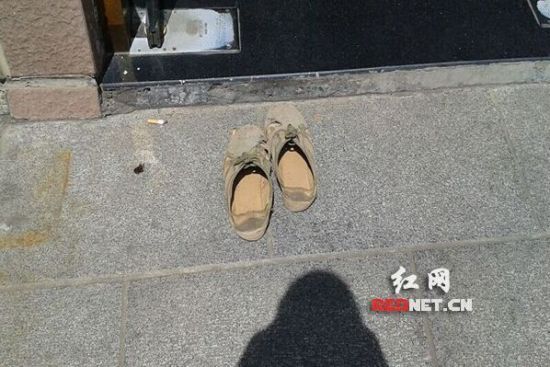 民工易师傅将这双鞋脱在门外,赤脚进去上了厕所(网友供图)