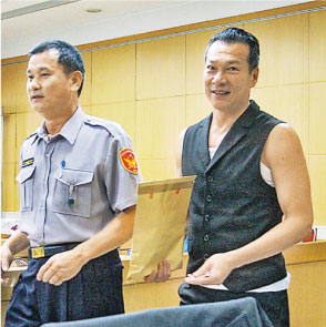 台湾艺人黄仲昆(右)醉驾