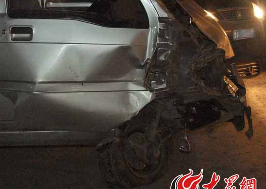 肇事白色奧迪幾近報廢,現場的面包車、電動車被撞嚴重損毀。
