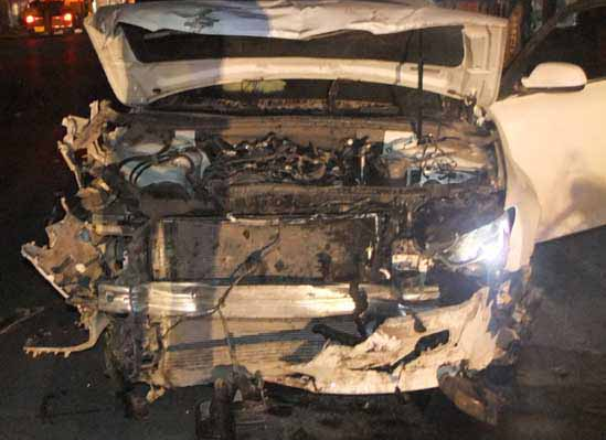 肇事白色奧迪幾近報廢,現場的面包車、電動車被撞嚴重損毀。