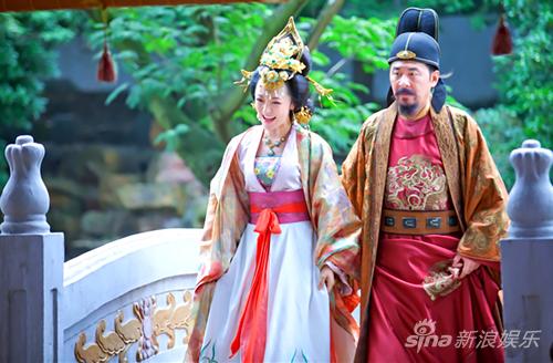 王紫潼（左）剧中成陈建斌的皇后