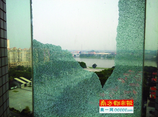 石龙镇黄洲聚豪华庭小区位于16楼的观光电梯外墙钢化玻璃露出一个大洞。南都记者 唐建丰 摄