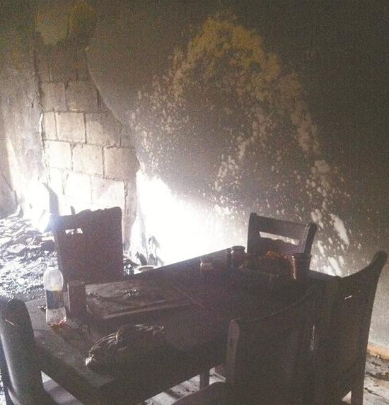 圖為：房屋墻壁被燒壞(讀者供圖)
