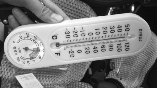 5日上午10点半,烟台室外温度28℃,记者将一温度计放在封闭轿车里,并让轿车在太阳下晒一小时,温度竟高达46℃。