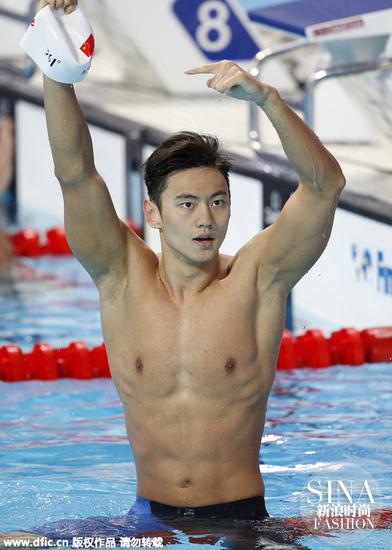 夺冠的瞬间，宁泽涛指着自己泳帽上的国旗