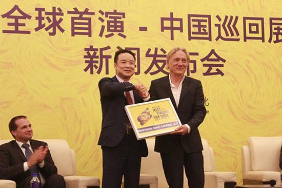 梵高博物馆董事会顾问威廉·梵高向玮俊文化投资有限公司主席林清渠颁发荣誉证书