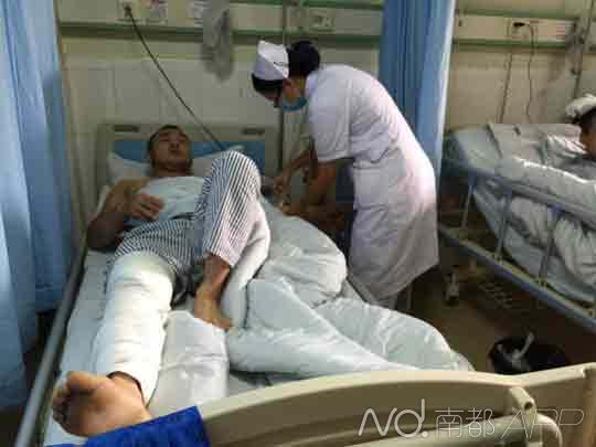 刘先生被枪击，右大腿受伤正在医院接受治疗。