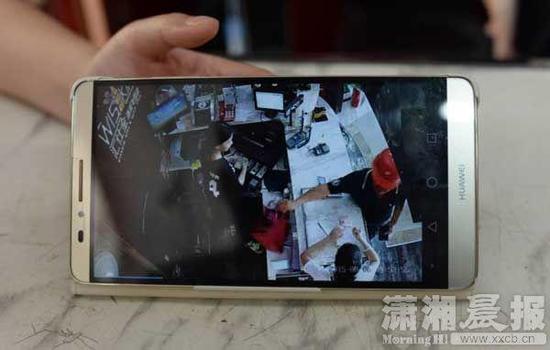 长沙两男子抢劫烟酒专卖店 丢下一叠假钞抢走