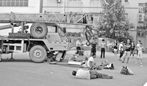 7月22日，在济南市槐荫区发生的交通事故，电动三轮撞上了吊车。交警供图