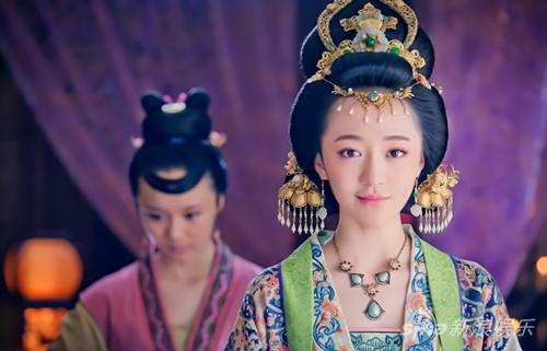 王紫潼（右）饰演大宋皇后宋华洋