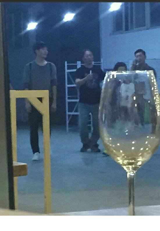 井柏然被拍见导演李仁港