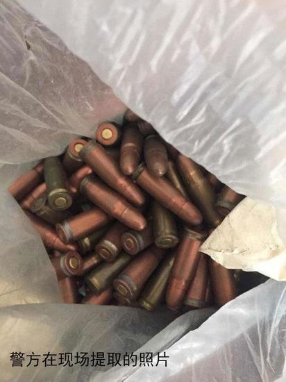 男子舉報繼母床下藏百發子彈 現場有腳銬