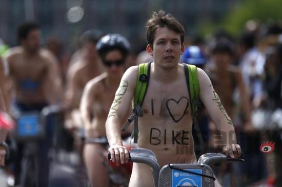 “世界裸体自行车日”中一名骑者