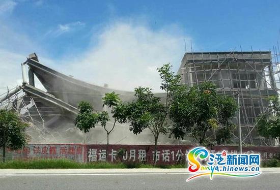 8月6日,三亚崖州区拆除占用农用地违建现场。(三亚新闻网记者沙晓峰摄)