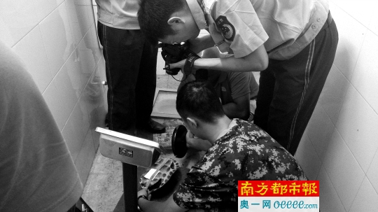 警方发现两人包里装着17只乌龟。