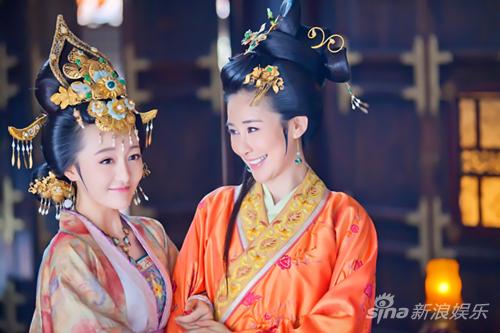 王紫潼（左）在剧中饰演皇后宋华洋