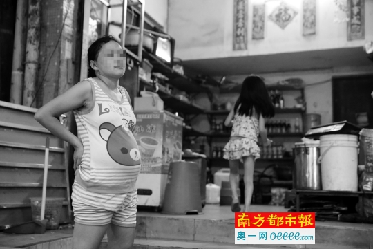 昨日,父亲易红桥被刑拘之后,小芳身怀六甲的母亲和6岁妹妹两人看守着家里的档口。南都记者 张志韬 摄