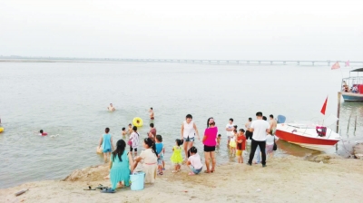 黃河邊每天都有很多游客游玩戲水
