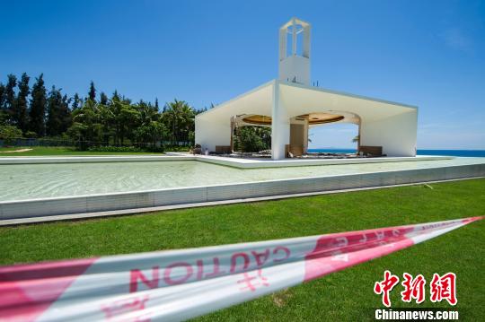 在凯宾斯基酒店,一幢占地数百平米白色的建筑与海防林并排建设,紧邻大海。骆云飞摄