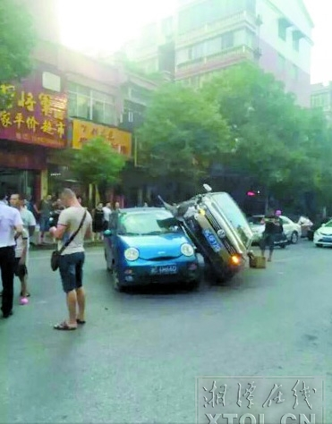 车祸现场,大众“骑”在QQ上