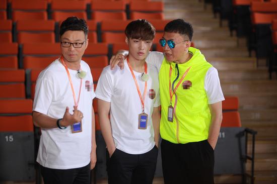 《极限挑战》极限三傻当客服打响事业之战|极限挑战|孙红雷|客服_新浪娱乐_新浪网