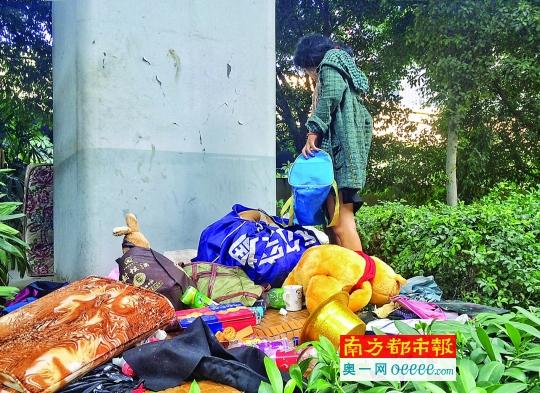 “小鱼”正在收拾东西准备离开，公仔拿不走只能丢下。 南都记者任磊斌 摄