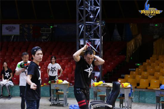 『真心英雄』男神做针线活 袁咏仪秀演技