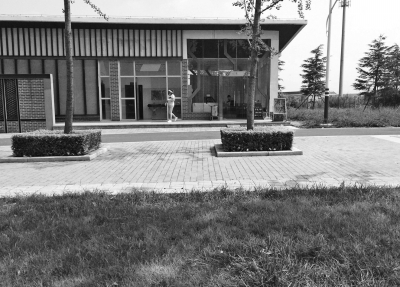 這個位于生態(tài)廊道上的公廁尚未投入使用卻先開了家飯店