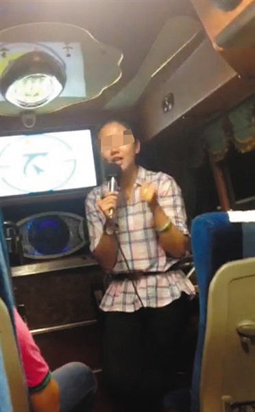 网上相关视频中，台湾女导游正号召大陆游客抵制康师傅。