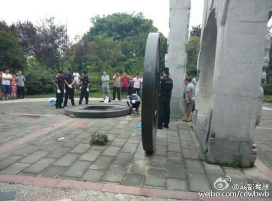 铜钱雕塑突然倒地 10岁男孩惨被砸死